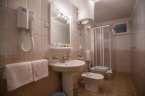 Splendid Golden Rocks Resort