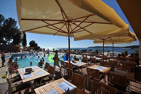 Splendid Golden Rocks Resort