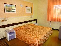 Benny Hotel