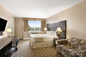 Days Inn & Suites by Wyndham North Bay Downtown