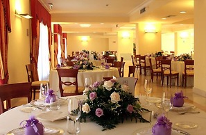 Royals Gate Hotel