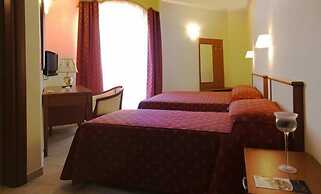 Royals Gate Hotel