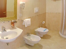 Royals Gate Hotel