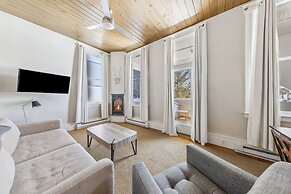 The Haus on Mirror Lake