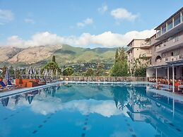 Koukounaria Hotel & Suites