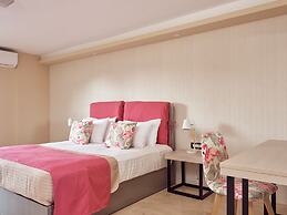 Koukounaria Hotel & Suites