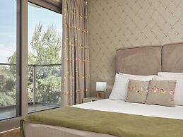 Koukounaria Hotel & Suites