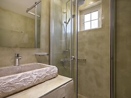 Koukounaria Hotel & Suites