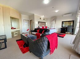 Bar T Nique Guest House