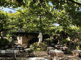 Sebastians Family Hotel & Taverna