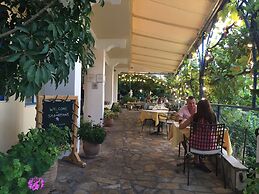 Sebastians Family Hotel & Taverna