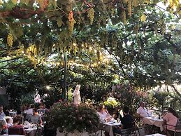 Sebastians Family Hotel & Taverna