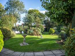 Cricketfield House - Guest House