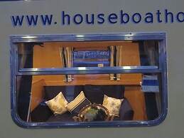 Houseboat Hotels