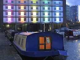 Houseboat Hotels