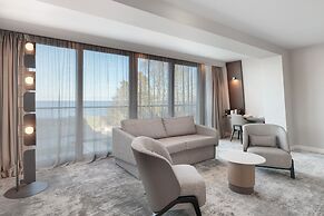 Marine Hotel
