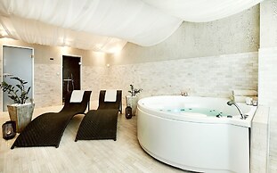 Marine Hotel
