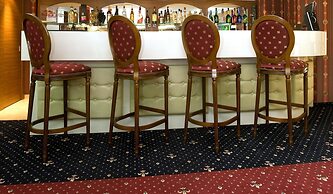 Manhattan Hotel & Restaurant