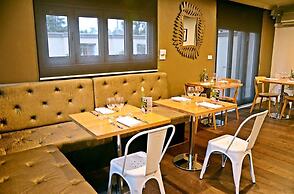 The Waverley International Hotel