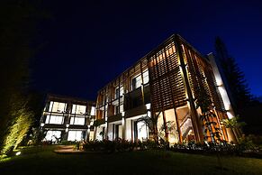 Le Petit Village Hotel & Spa