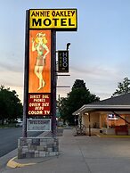 Annie Oakley Motel Oakley