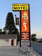 Annie Oakley Motel Oakley