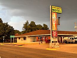 Annie Oakley Motel Oakley