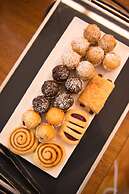 Quality Suites Pioneer Sands