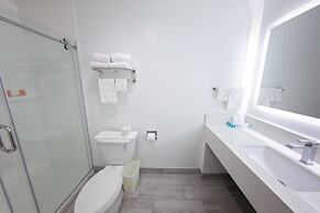 Travelodge Inn & Suites by Wyndham West Covina