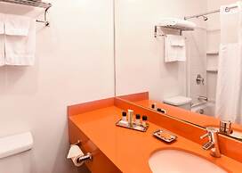 The Tangerine - A Burbank Hotel