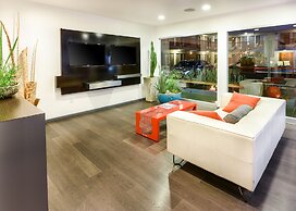 The Tangerine - A Burbank Hotel