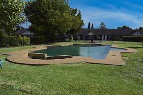 Airport Motel Sir Francis Drake