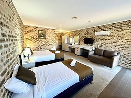 Airport Motel Sir Francis Drake