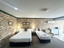 Airport Motel Sir Francis Drake