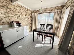 Airport Motel Sir Francis Drake