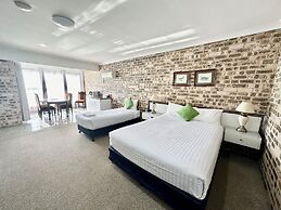 Airport Motel Sir Francis Drake