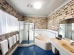 Airport Motel Sir Francis Drake