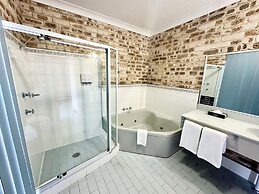 Airport Motel Sir Francis Drake