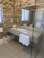 Airport Motel Sir Francis Drake