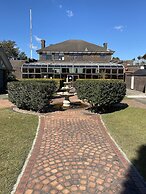 Airport Motel Sir Francis Drake