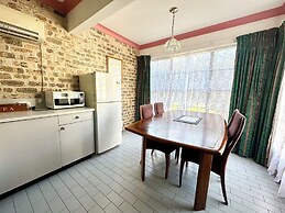 Airport Motel Sir Francis Drake