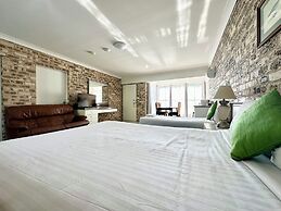 Airport Motel Sir Francis Drake