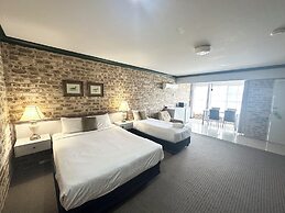 Airport Motel Sir Francis Drake