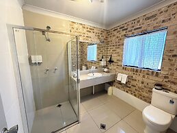 Airport Motel Sir Francis Drake