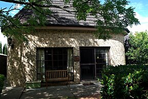 Airport Motel Sir Francis Drake