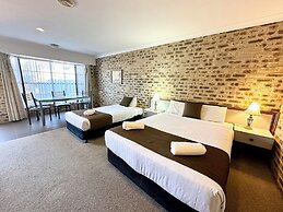 Airport Motel Sir Francis Drake