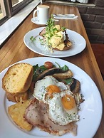 Airport Motel Sir Francis Drake