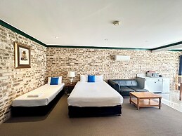 Airport Motel Sir Francis Drake