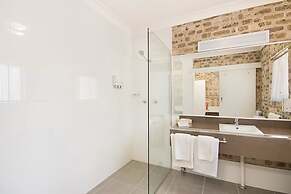 Airport Motel Sir Francis Drake