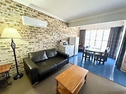 Airport Motel Sir Francis Drake